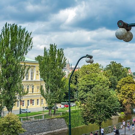 Riverside Apartment With A Balcony Прага Екстериор снимка