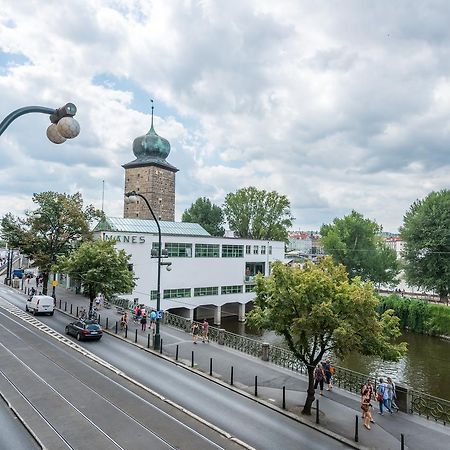 Riverside Apartment With A Balcony Прага Екстериор снимка