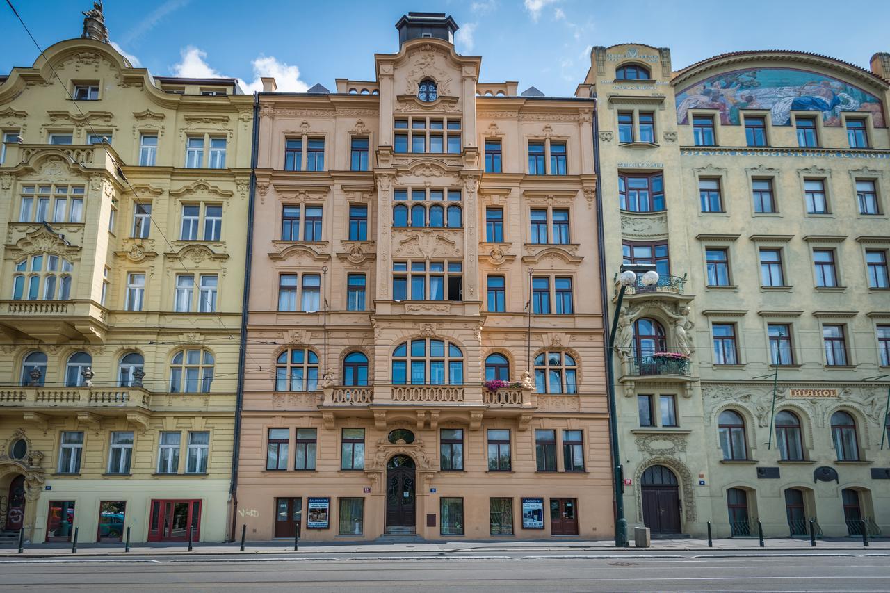 Riverside Apartment With A Balcony Прага Екстериор снимка