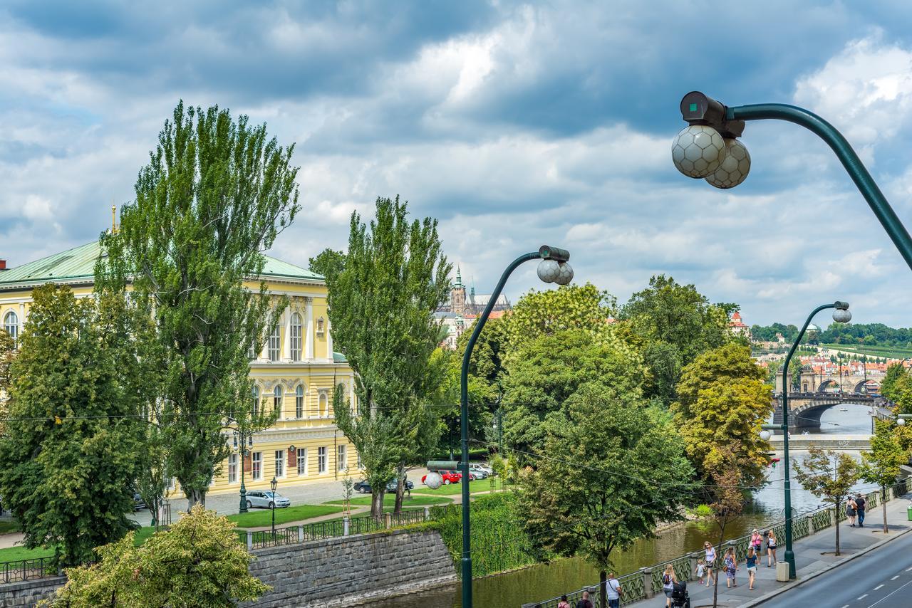 Riverside Apartment With A Balcony Прага Екстериор снимка
