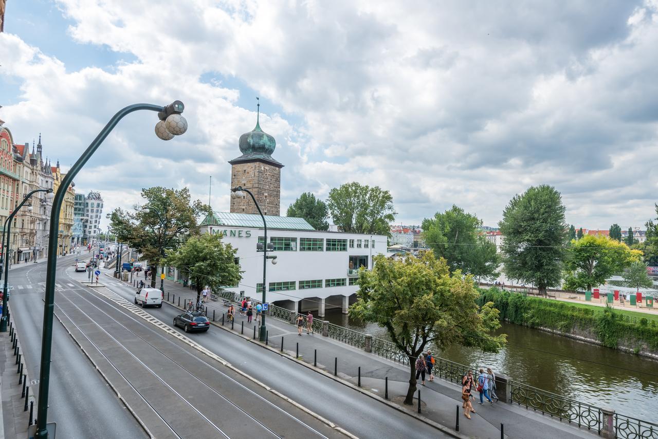 Riverside Apartment With A Balcony Прага Екстериор снимка