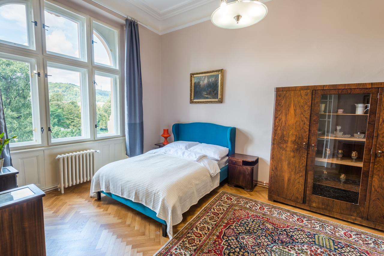 Riverside Apartment With A Balcony Прага Екстериор снимка