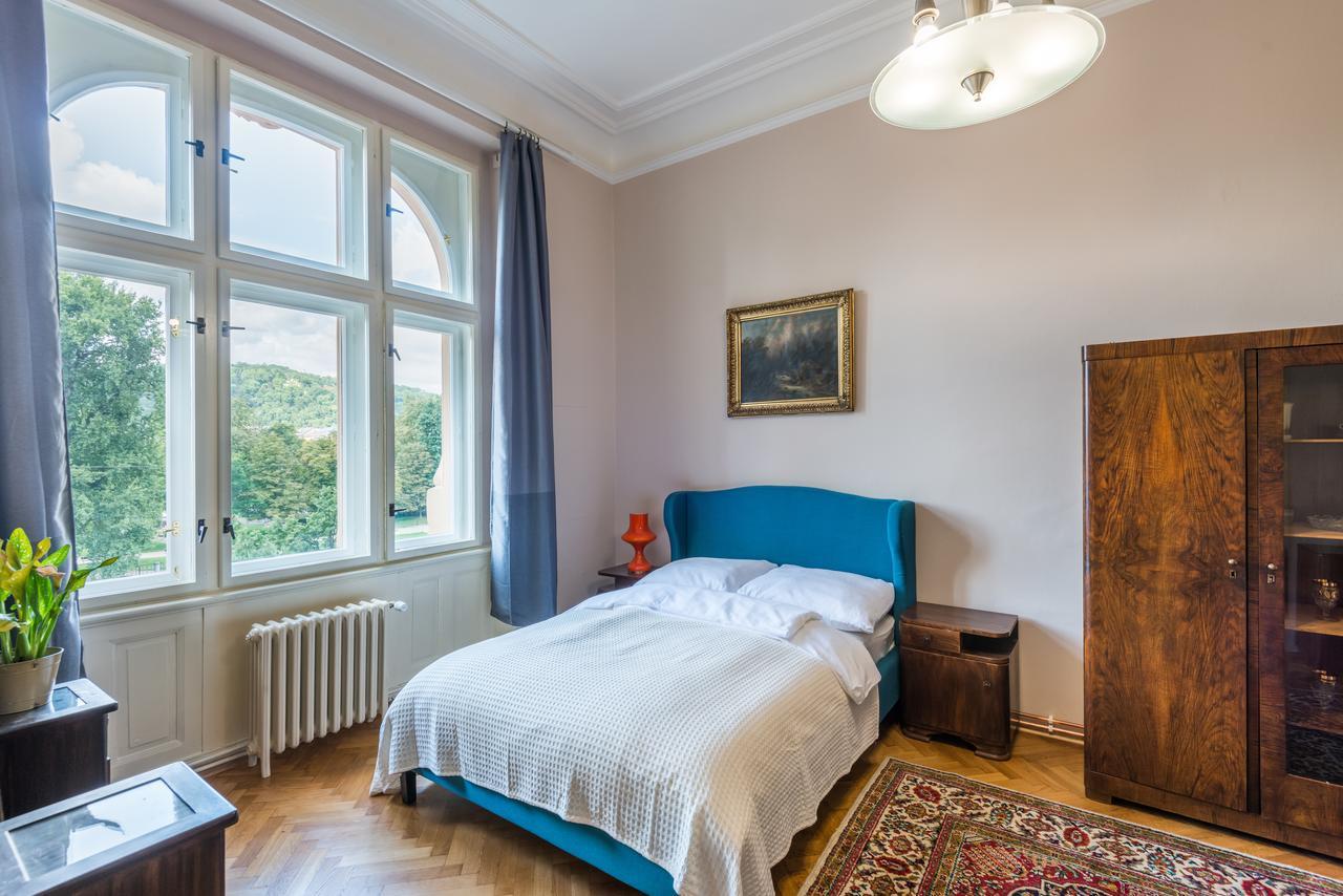 Riverside Apartment With A Balcony Прага Екстериор снимка