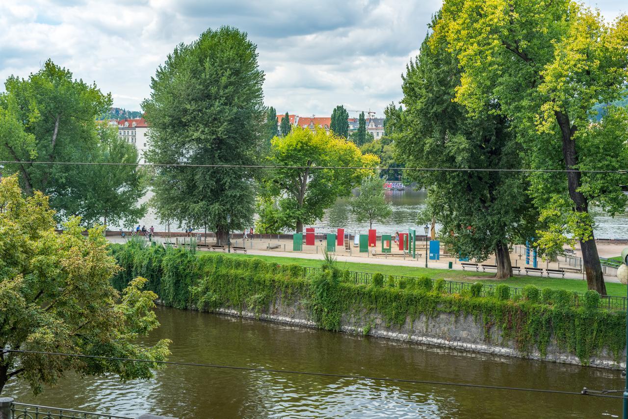 Riverside Apartment With A Balcony Прага Екстериор снимка