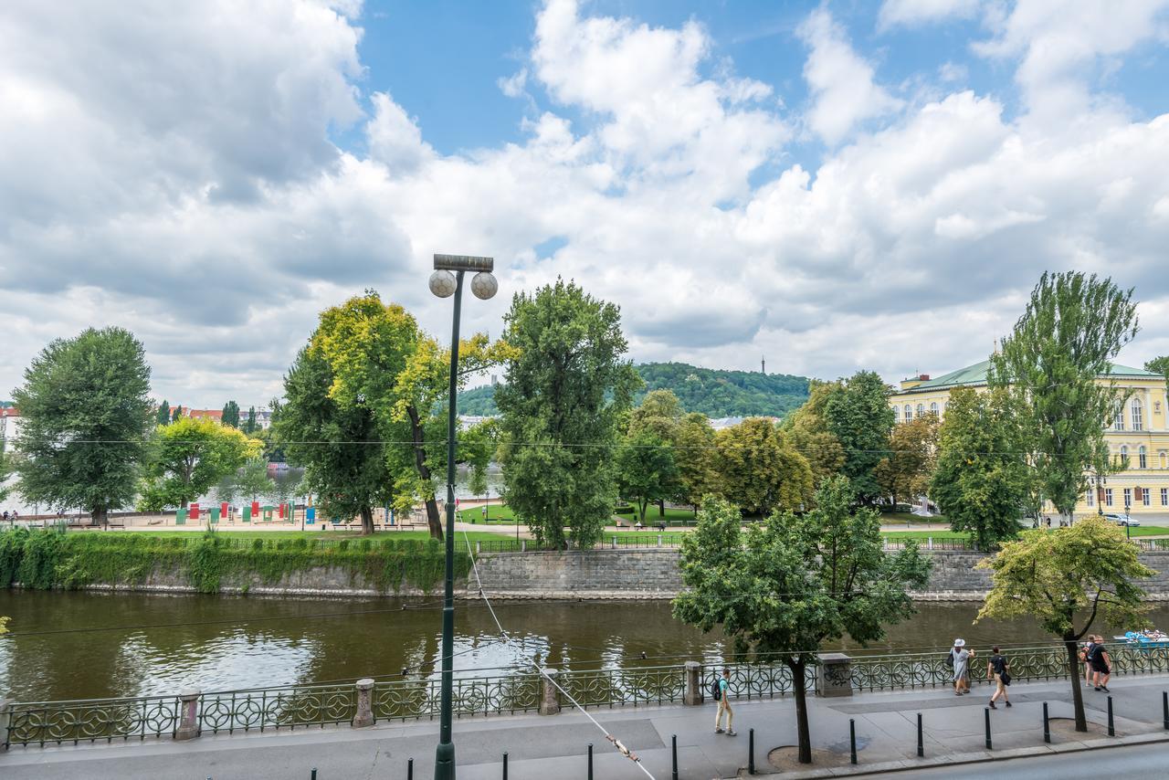 Riverside Apartment With A Balcony Прага Екстериор снимка