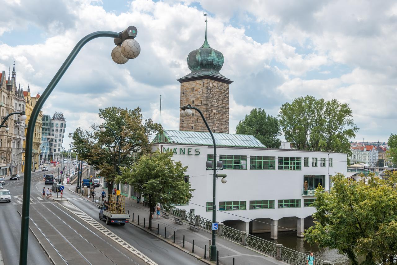 Riverside Apartment With A Balcony Прага Екстериор снимка