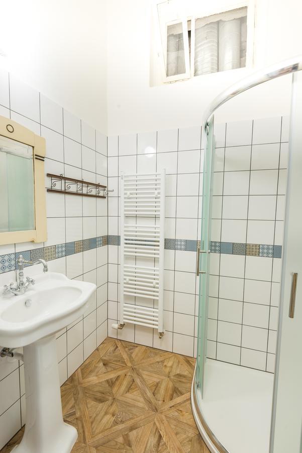 Riverside Apartment With A Balcony Прага Екстериор снимка