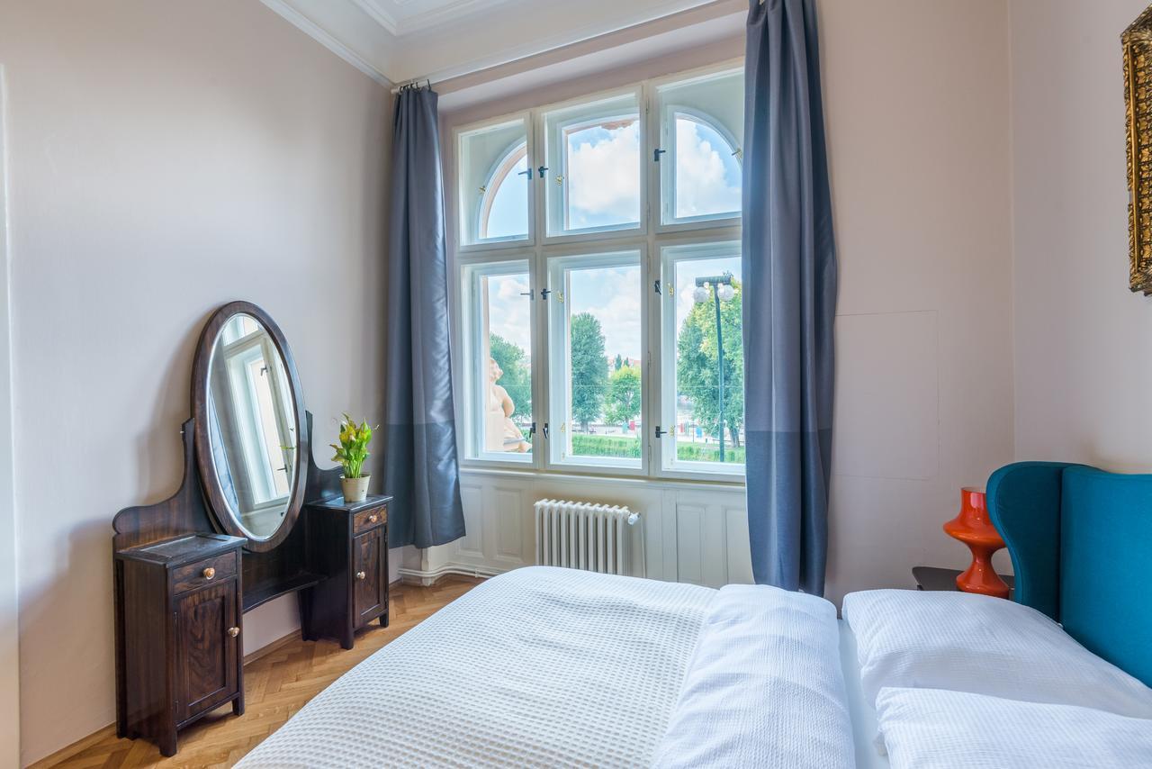 Riverside Apartment With A Balcony Прага Екстериор снимка
