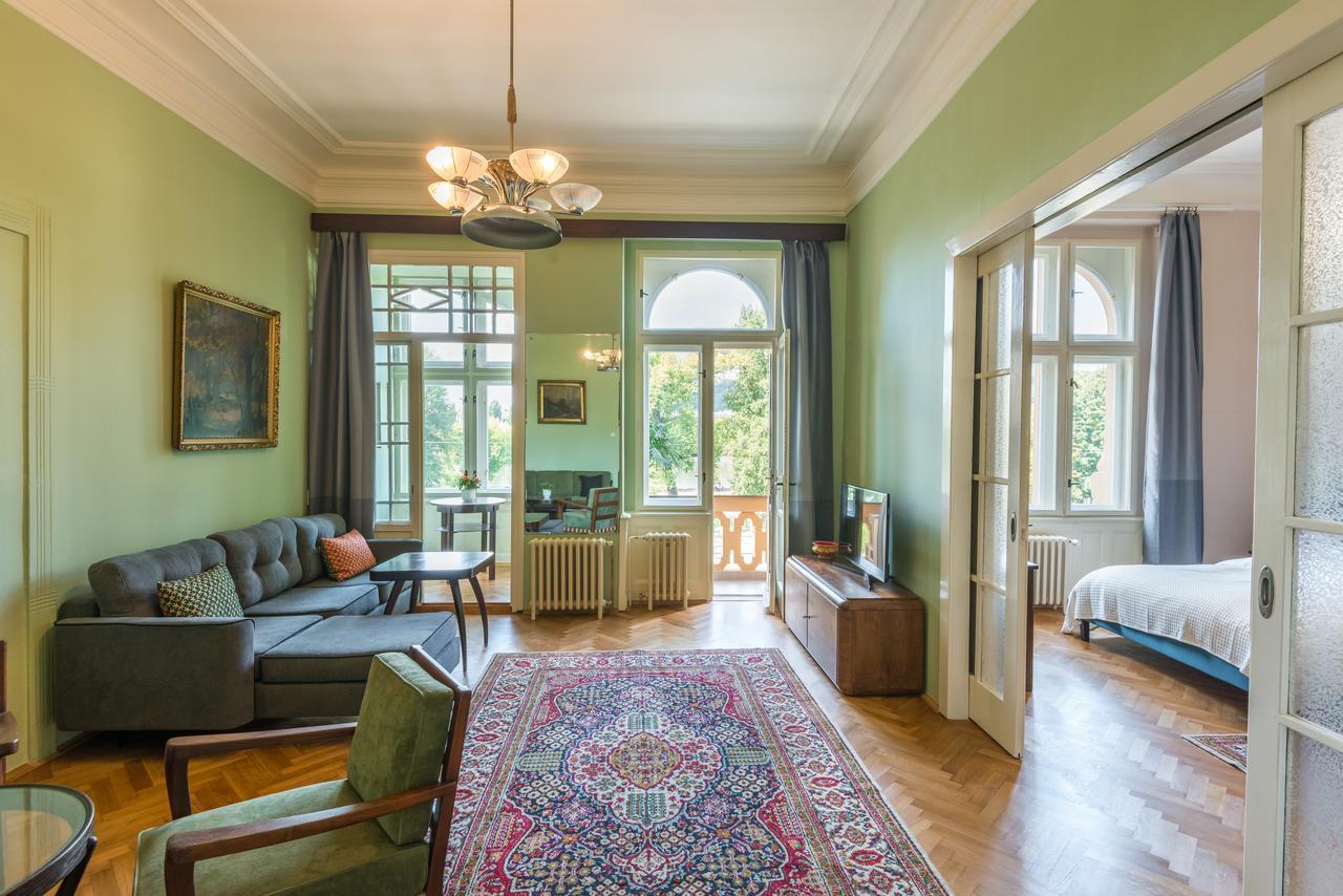 Riverside Apartment With A Balcony Прага Екстериор снимка