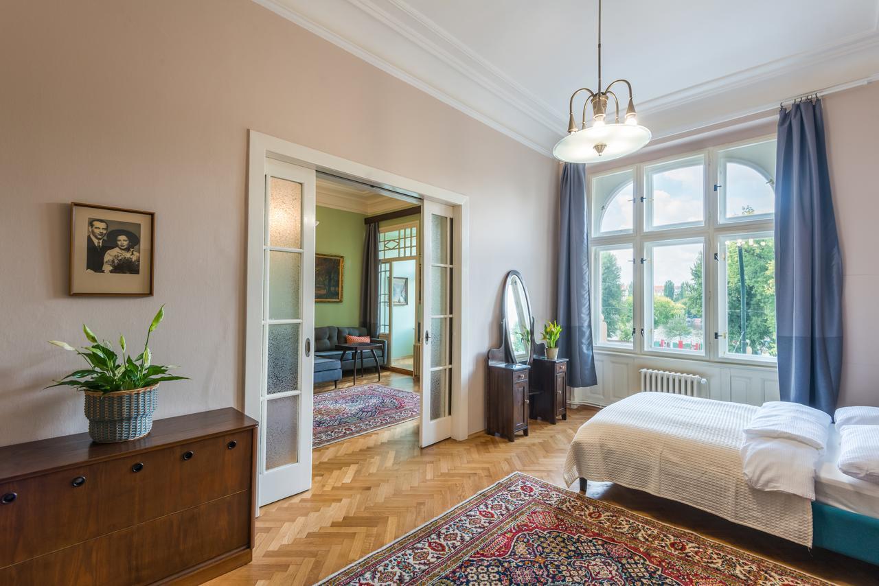 Riverside Apartment With A Balcony Прага Екстериор снимка