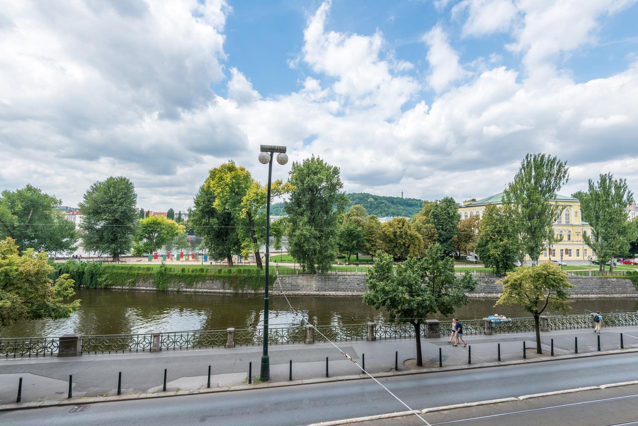 Riverside Apartment With A Balcony Прага Екстериор снимка