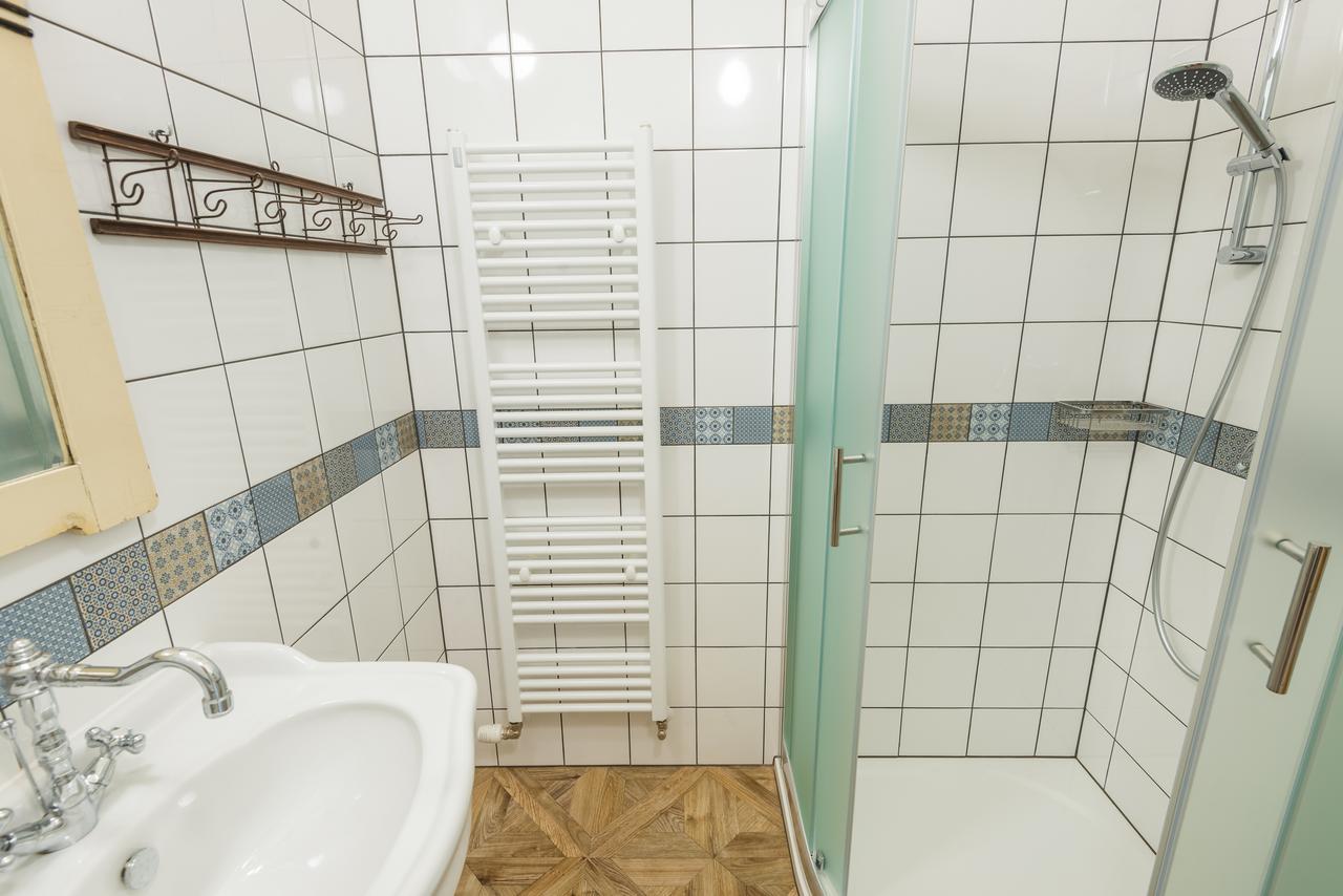 Riverside Apartment With A Balcony Прага Екстериор снимка