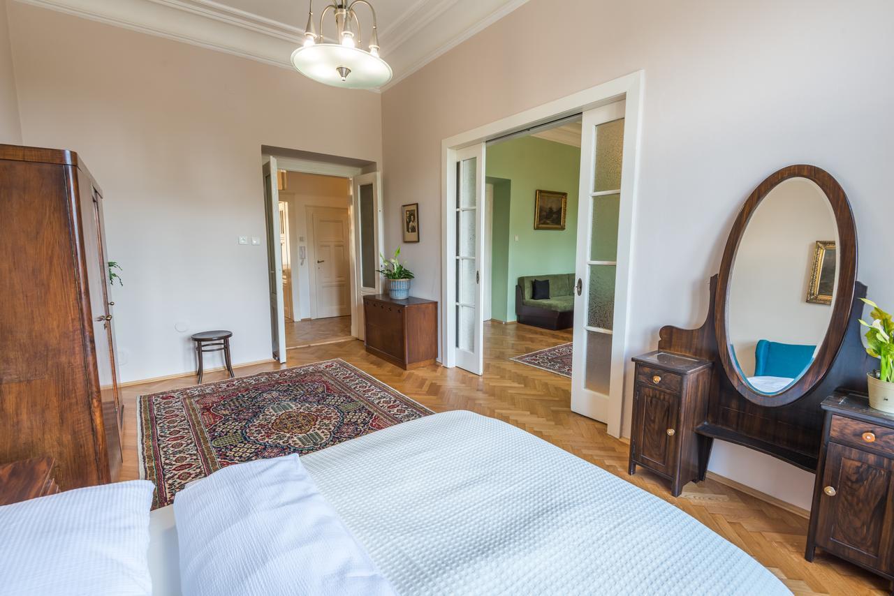 Riverside Apartment With A Balcony Прага Екстериор снимка