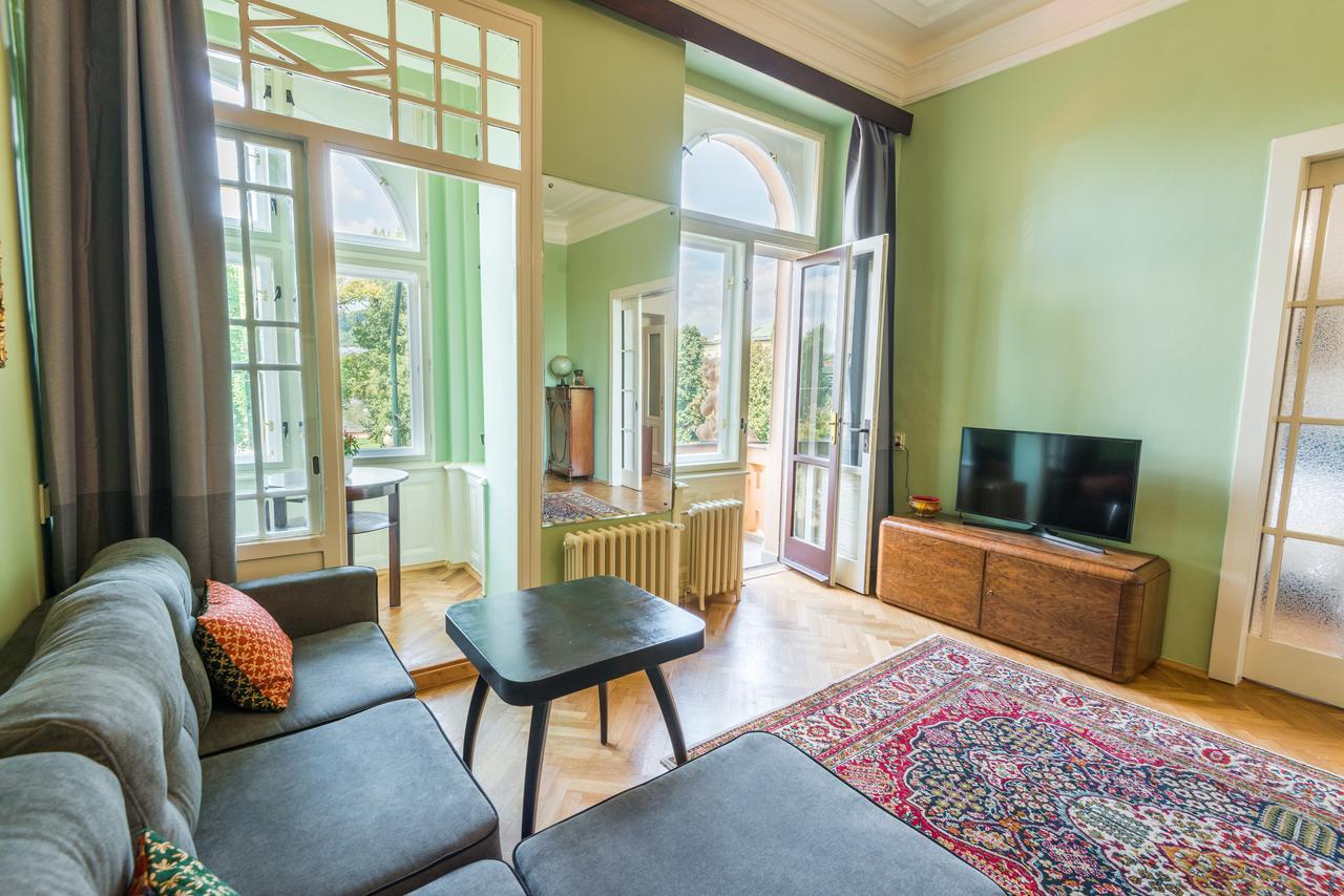 Riverside Apartment With A Balcony Прага Екстериор снимка
